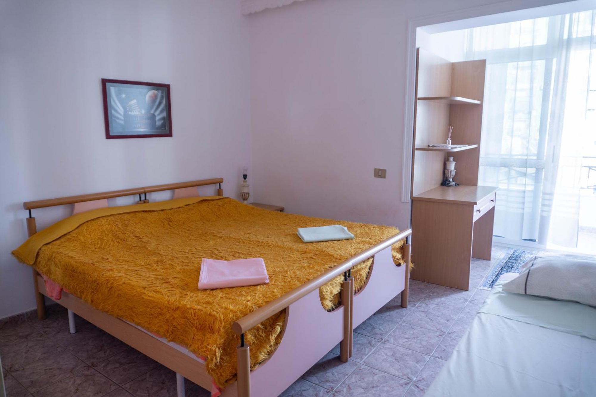 Bllok Bright Private Bedrooms With Private Bathroom On Shared Apartment Tirana Kültér fotó